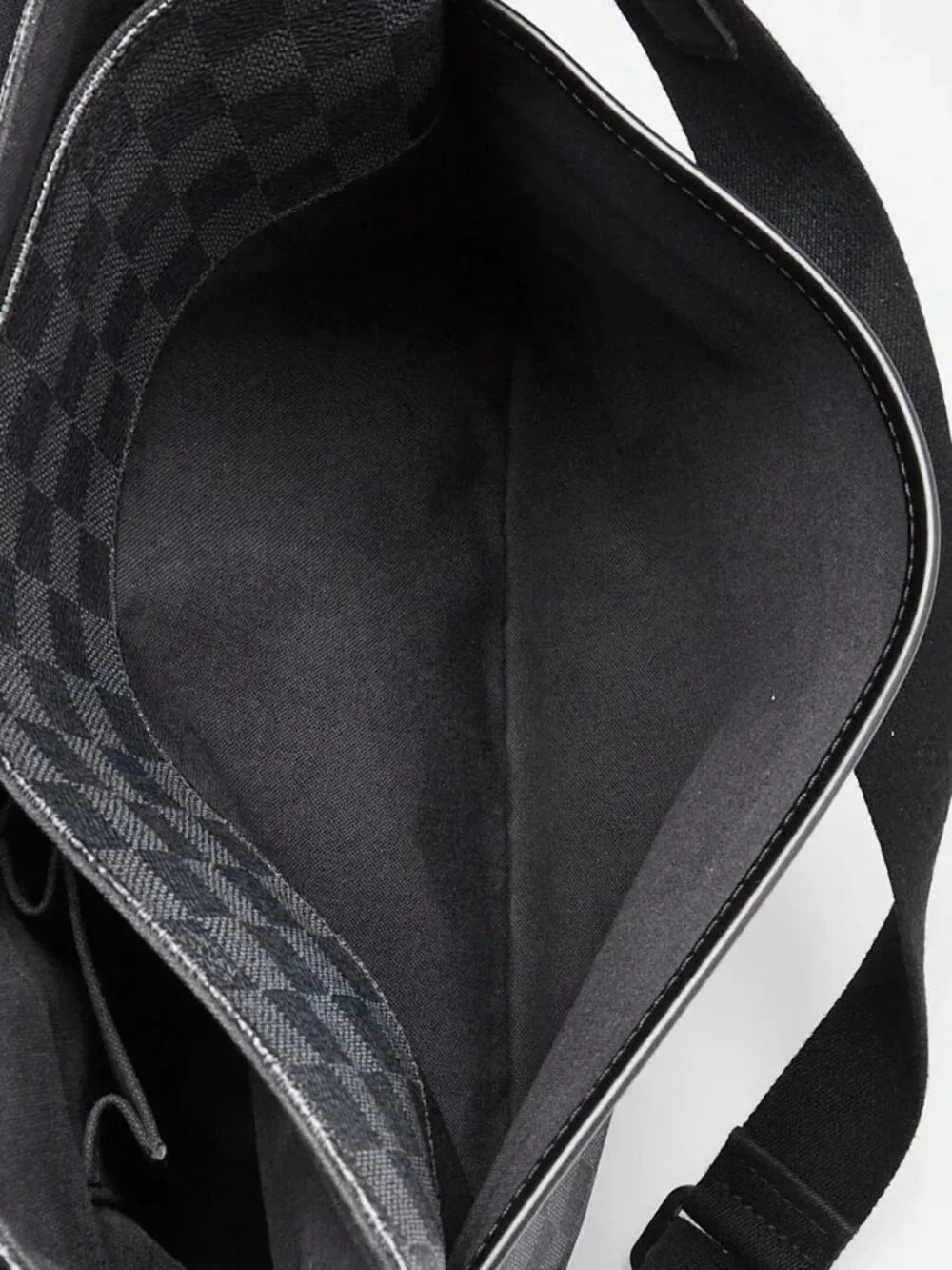 Louis Vuitton Damier Graphite Canvas Daniel MM Messenger Bag